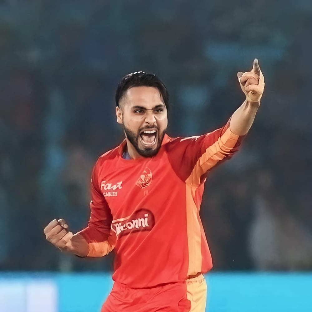 Faheem Ashraf Stuns Crowd in Final Over Against Sultans J7Sports